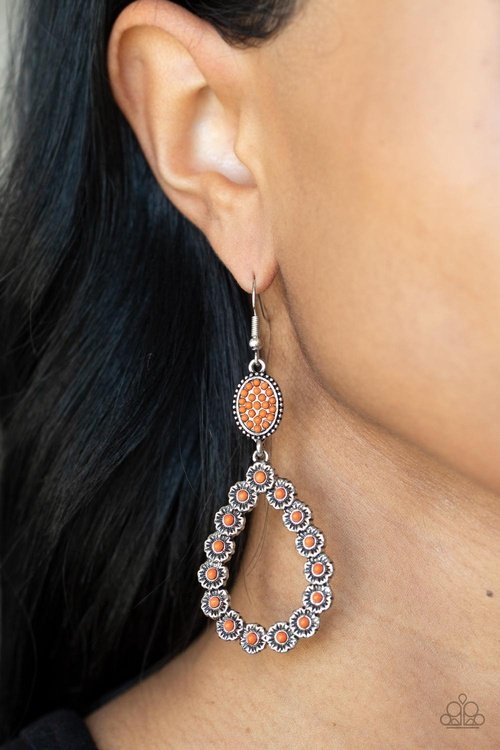 FARMHOUSE FASHION SHOW ORANGE-EARRINGS