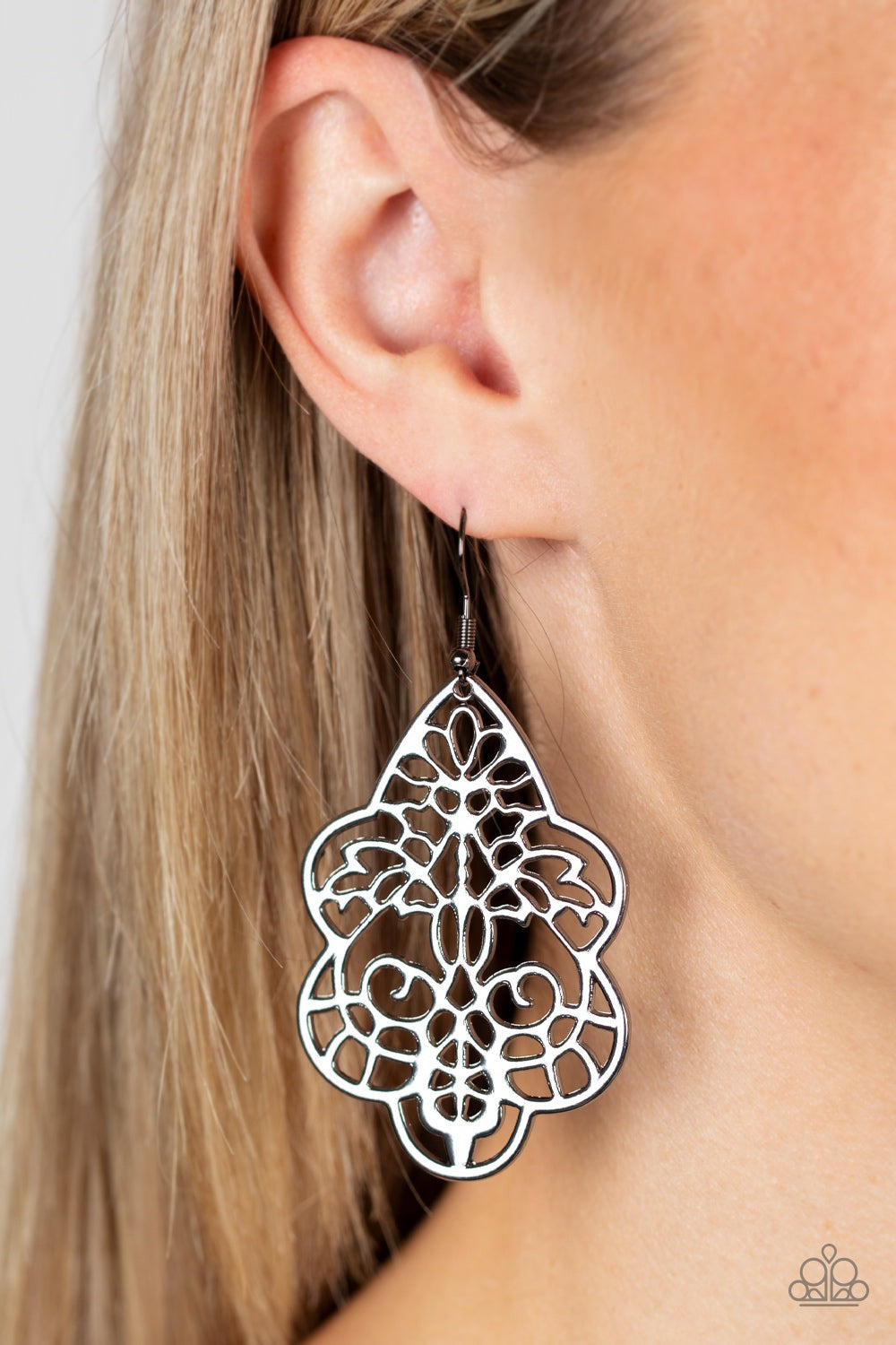 FESTIVE FOLIAGE BLACK-EARRINGS