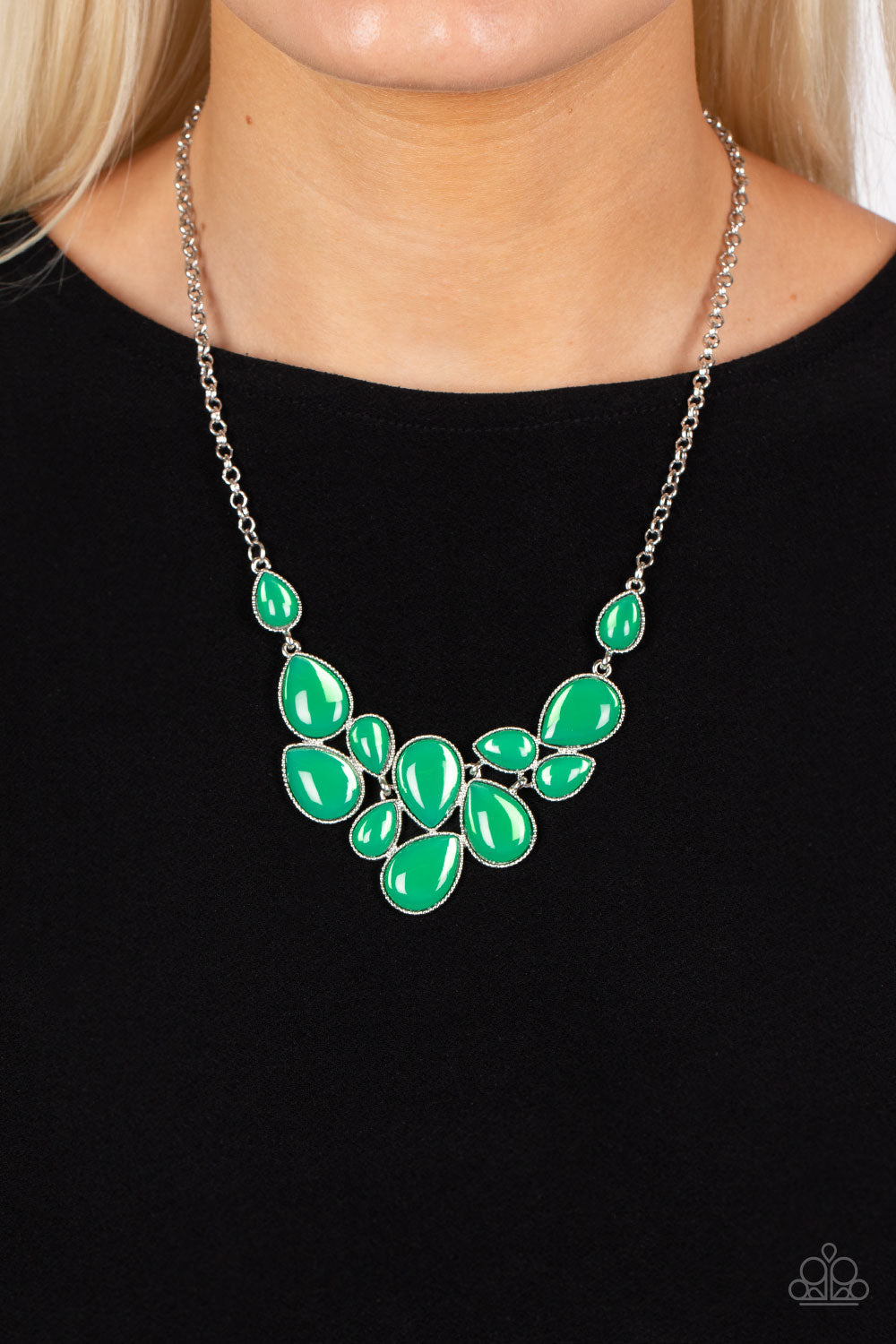 KEEPS GLOWING AND GLOWING GREEN-NECKLACE