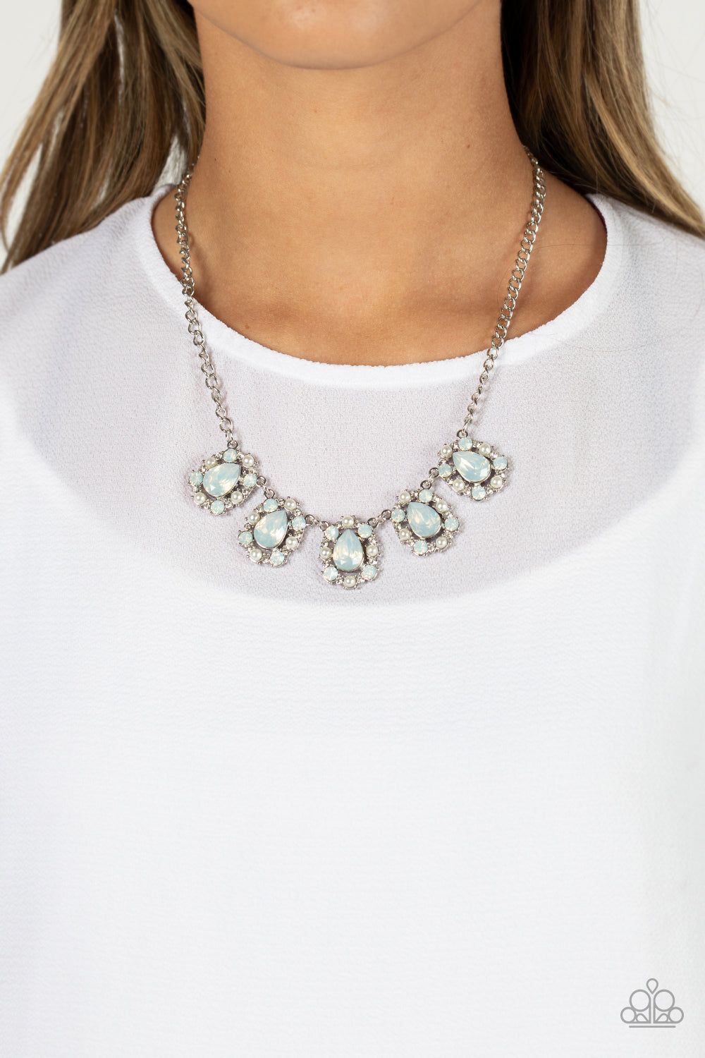 PEARLY POND WHITE-NECKLACE