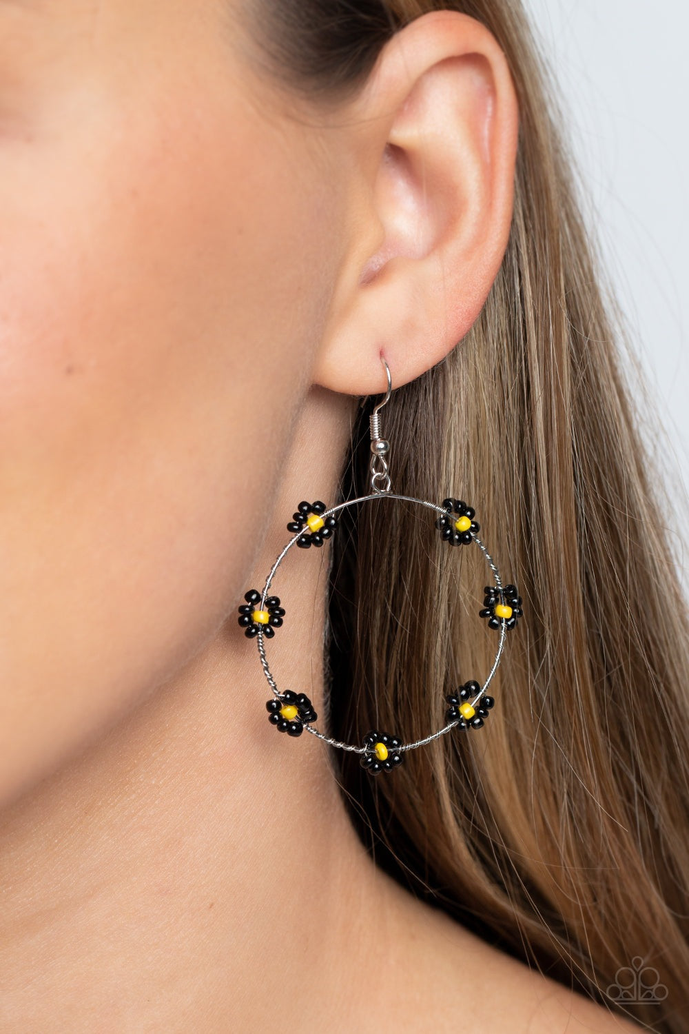 DAINTY DAISIES BLACK-EARRINGS