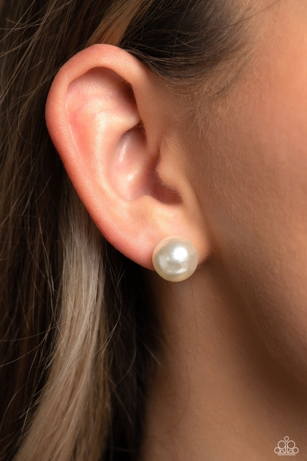 DEBUTANTE DETAILS WHITE-EARRINGS