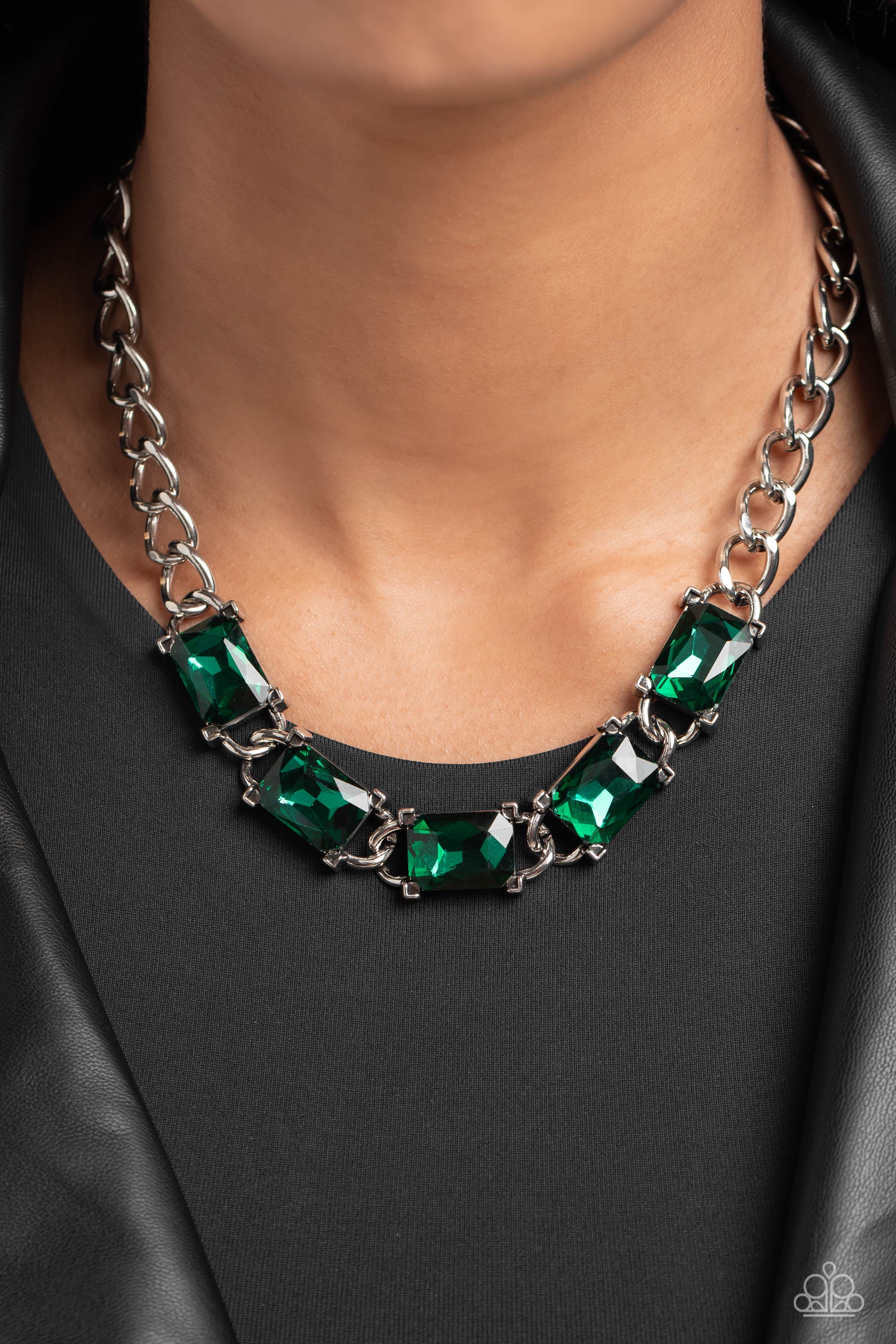 RADIATING REVIEW GREEN-NECKLACE