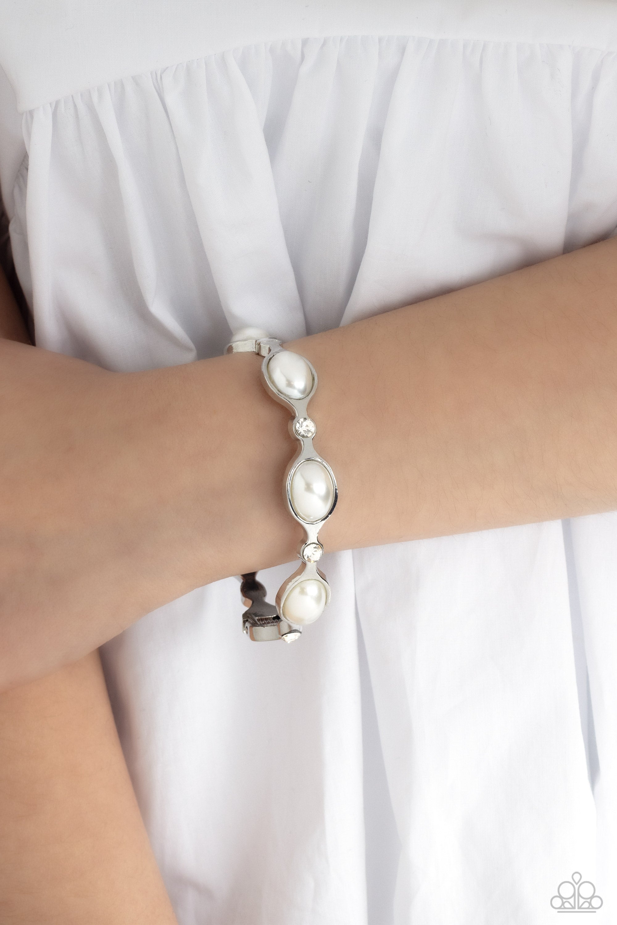 ARE YOU GONNA BE MY PEARL? WHITE-BRACELET