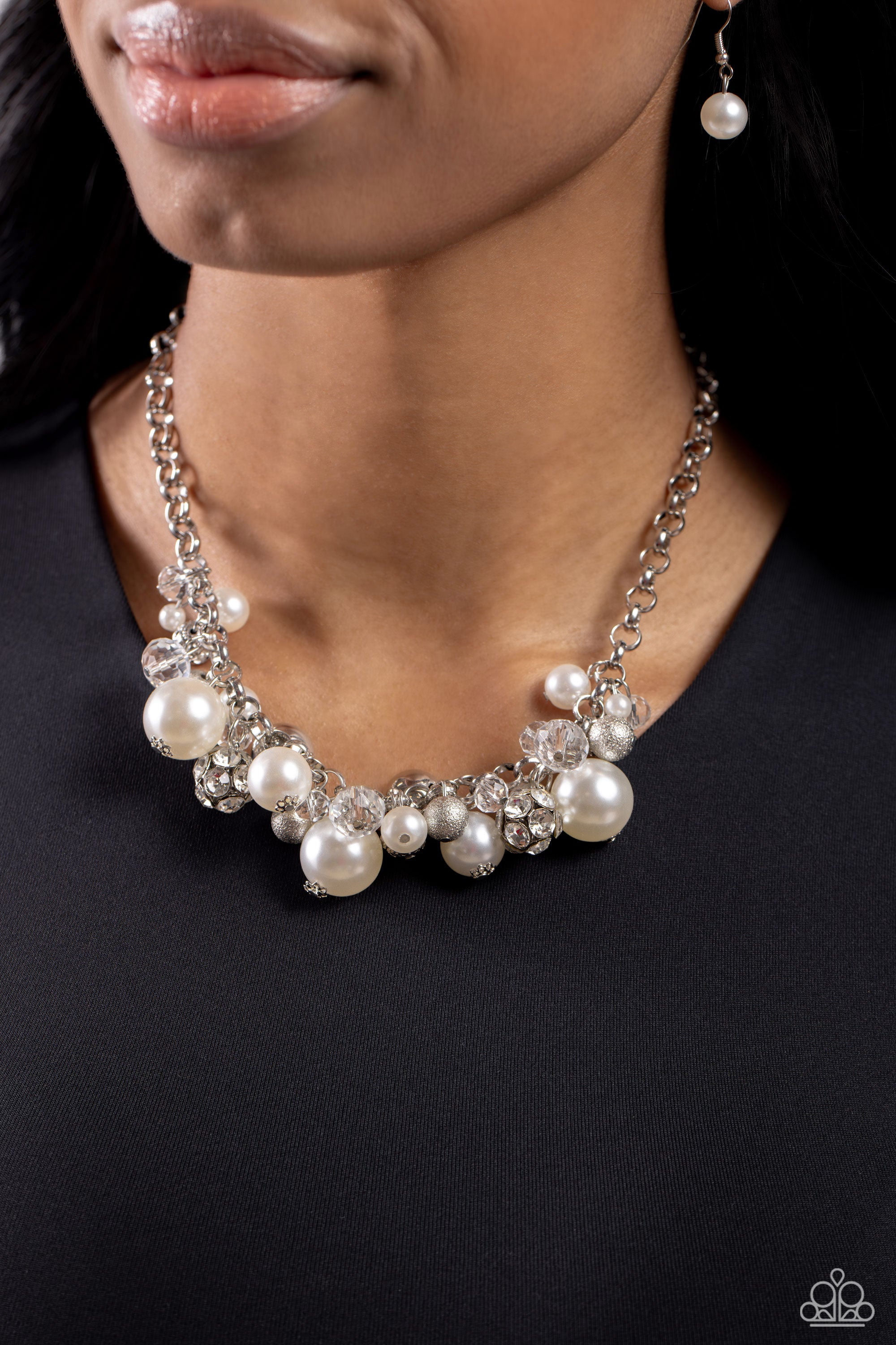 CORPORATE CATWALK WHITE-NECKLACE