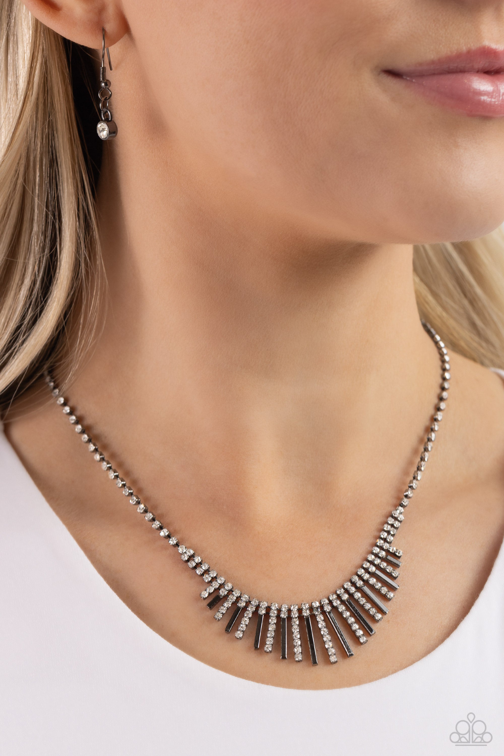 FLARE TO BE DIFFERENT BLACK-NECKLACE