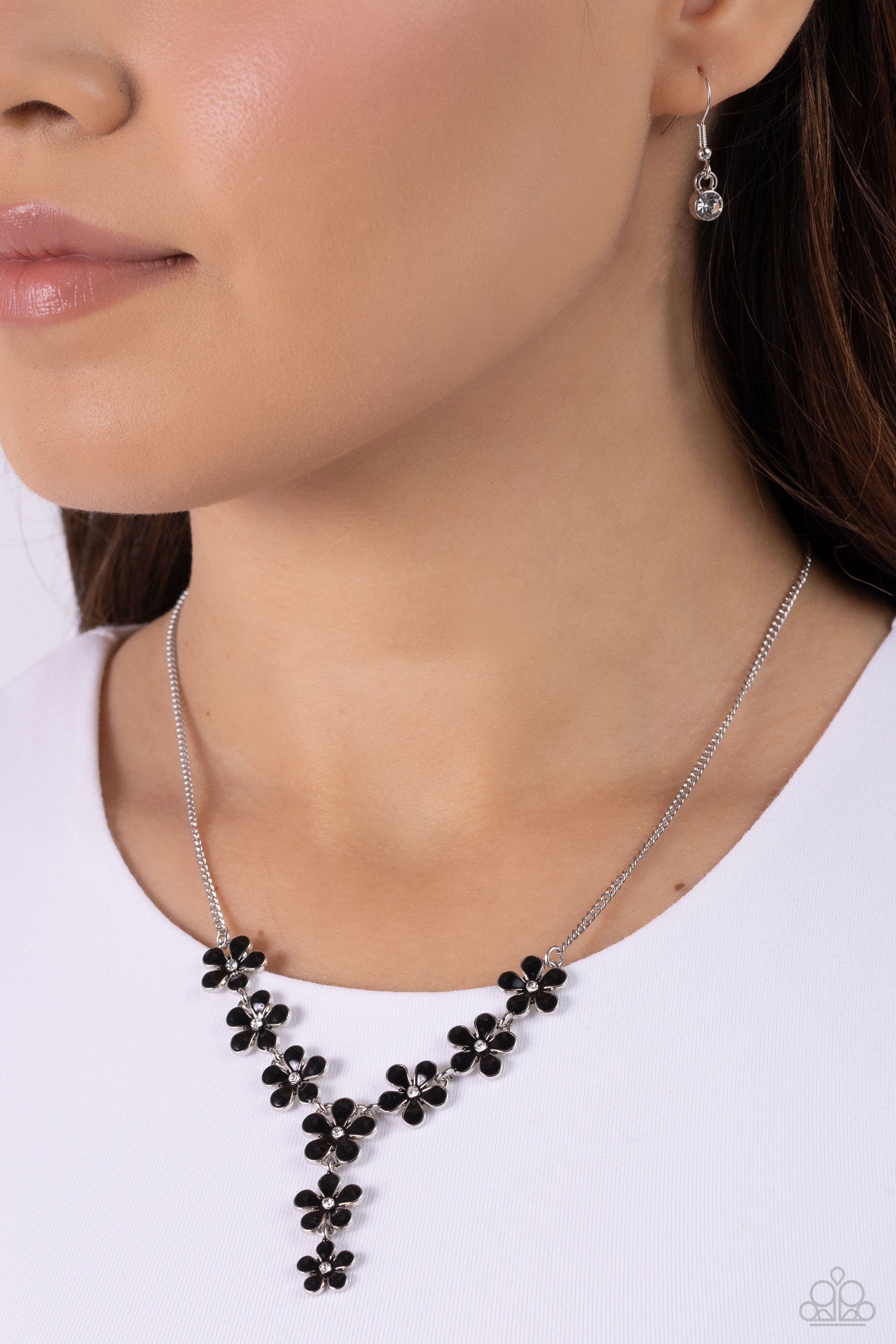 FLOWERING FEATURE BLACK-NECKLACE