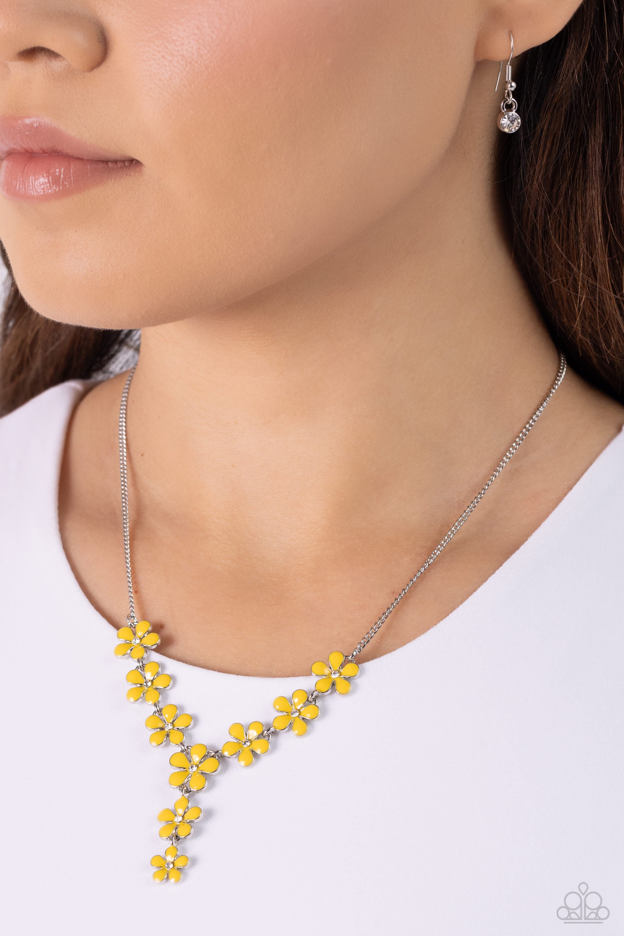 FLOWERING FEATURE YELLOW-NECKLACE