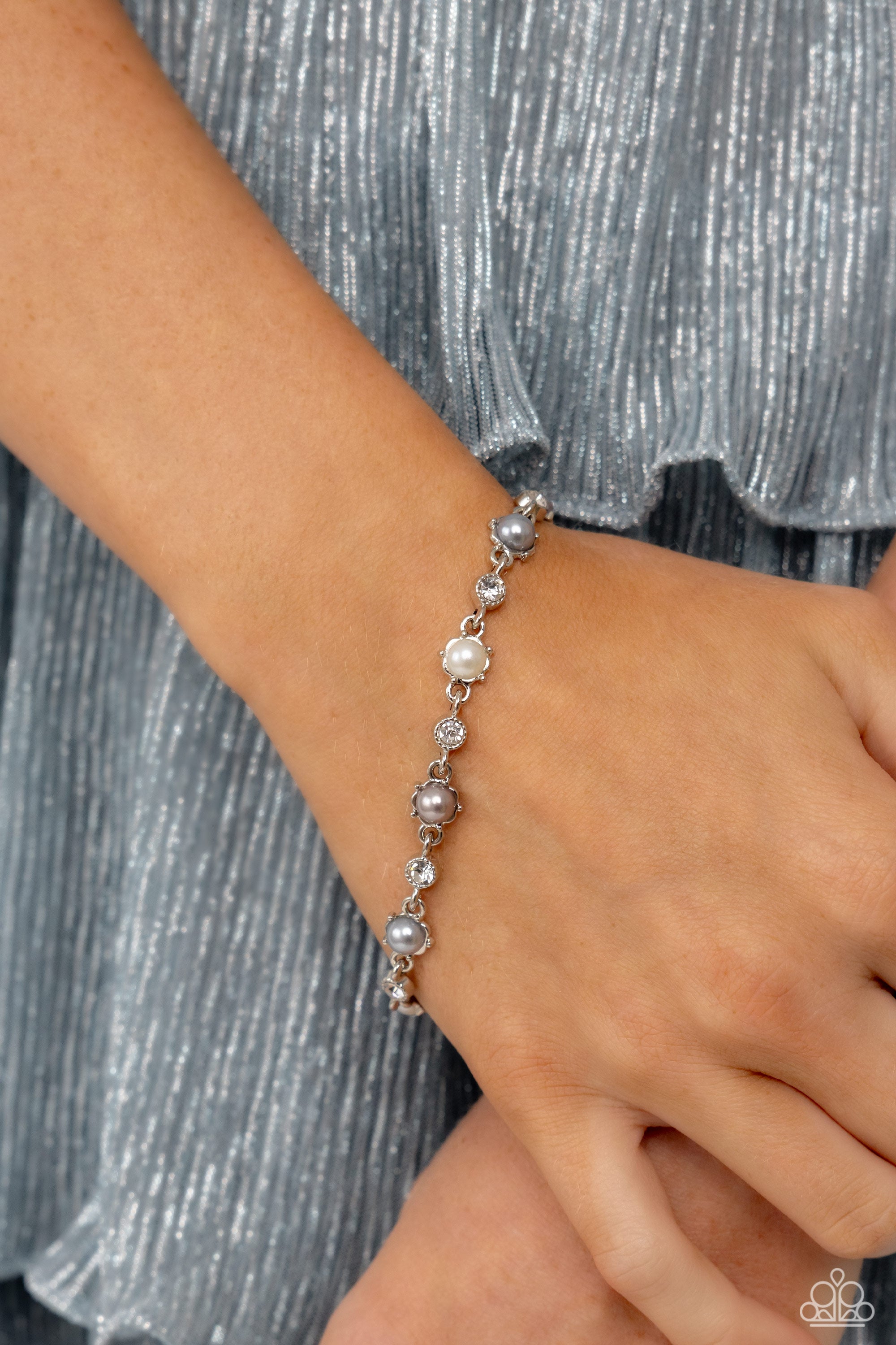 PARTICULARLY PRONGED SILVER-BRACELET