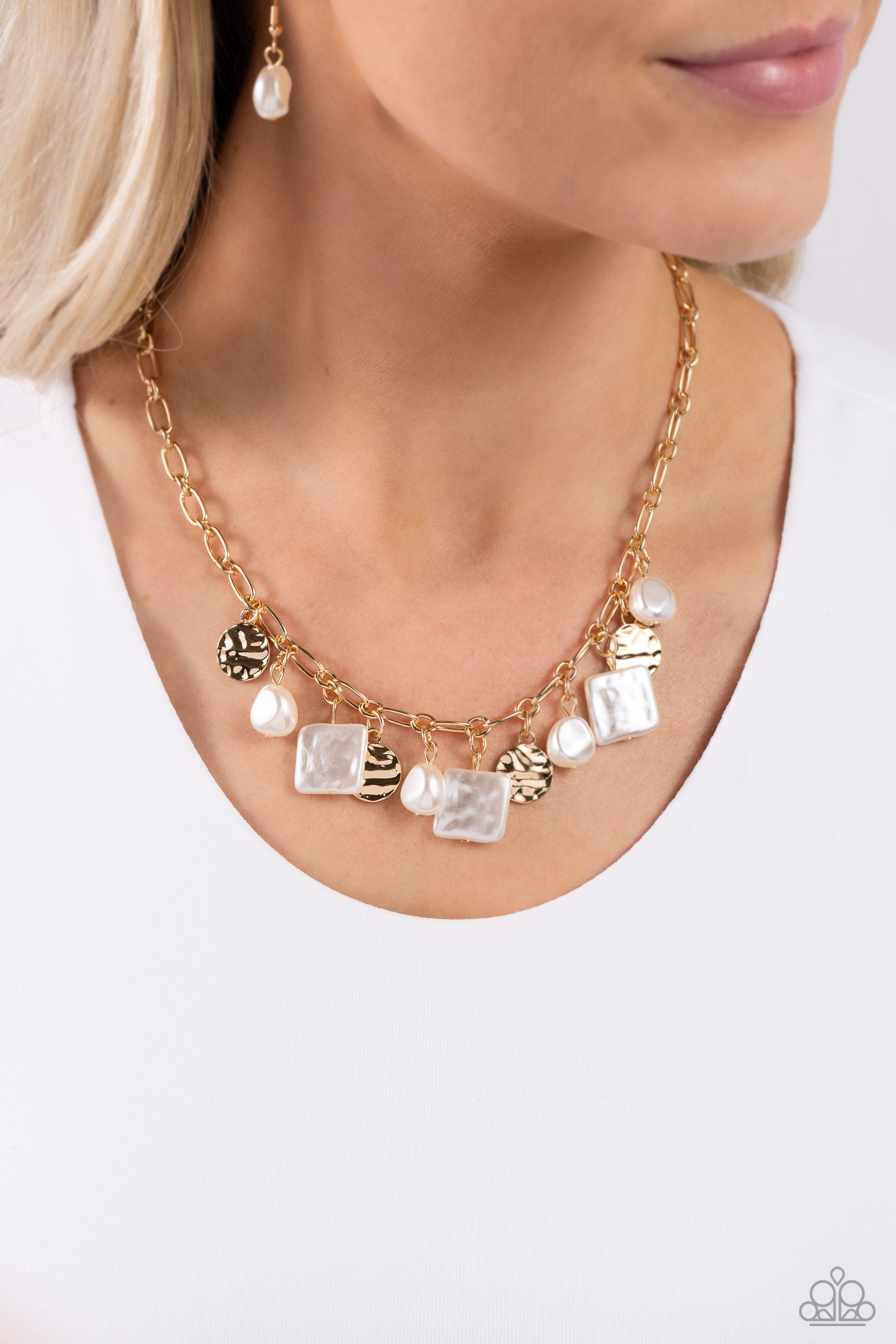 SOPHISTICATED SQUARED GOLD-NECKLACE