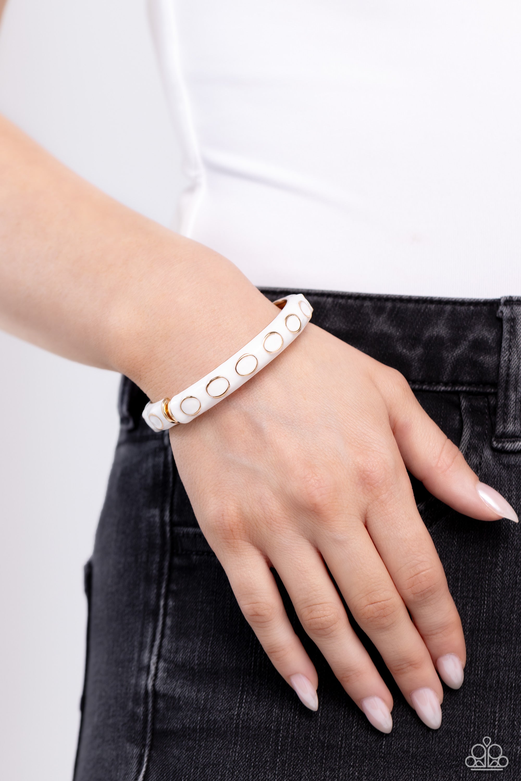 DELIGHTFUL DIVERSION WHITE-BRACELET