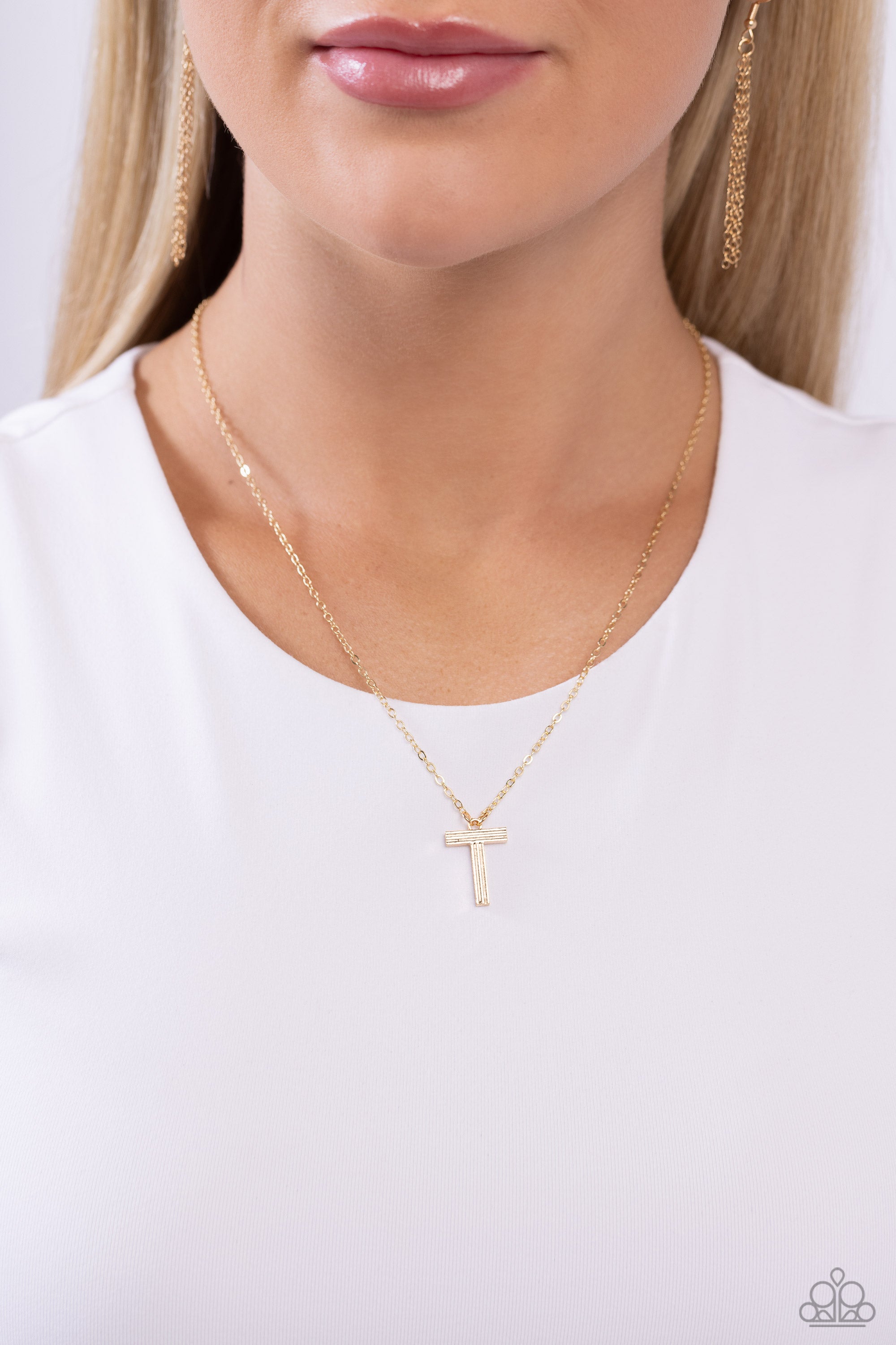 LEAVE YOUR INITIALS GOLD T-NECKLACE