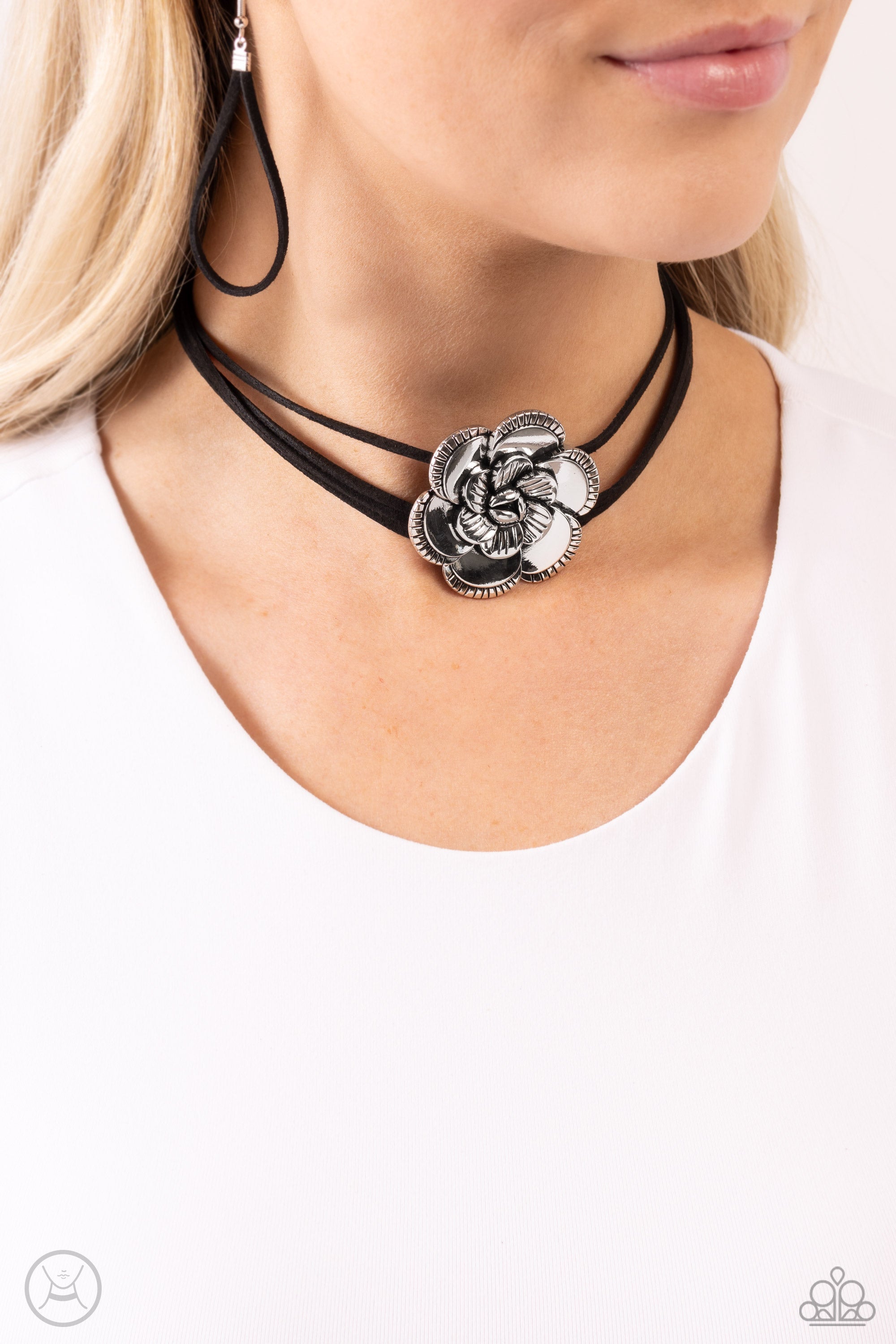 TEXTURED TAPESTRY BLACK-NECKLACE