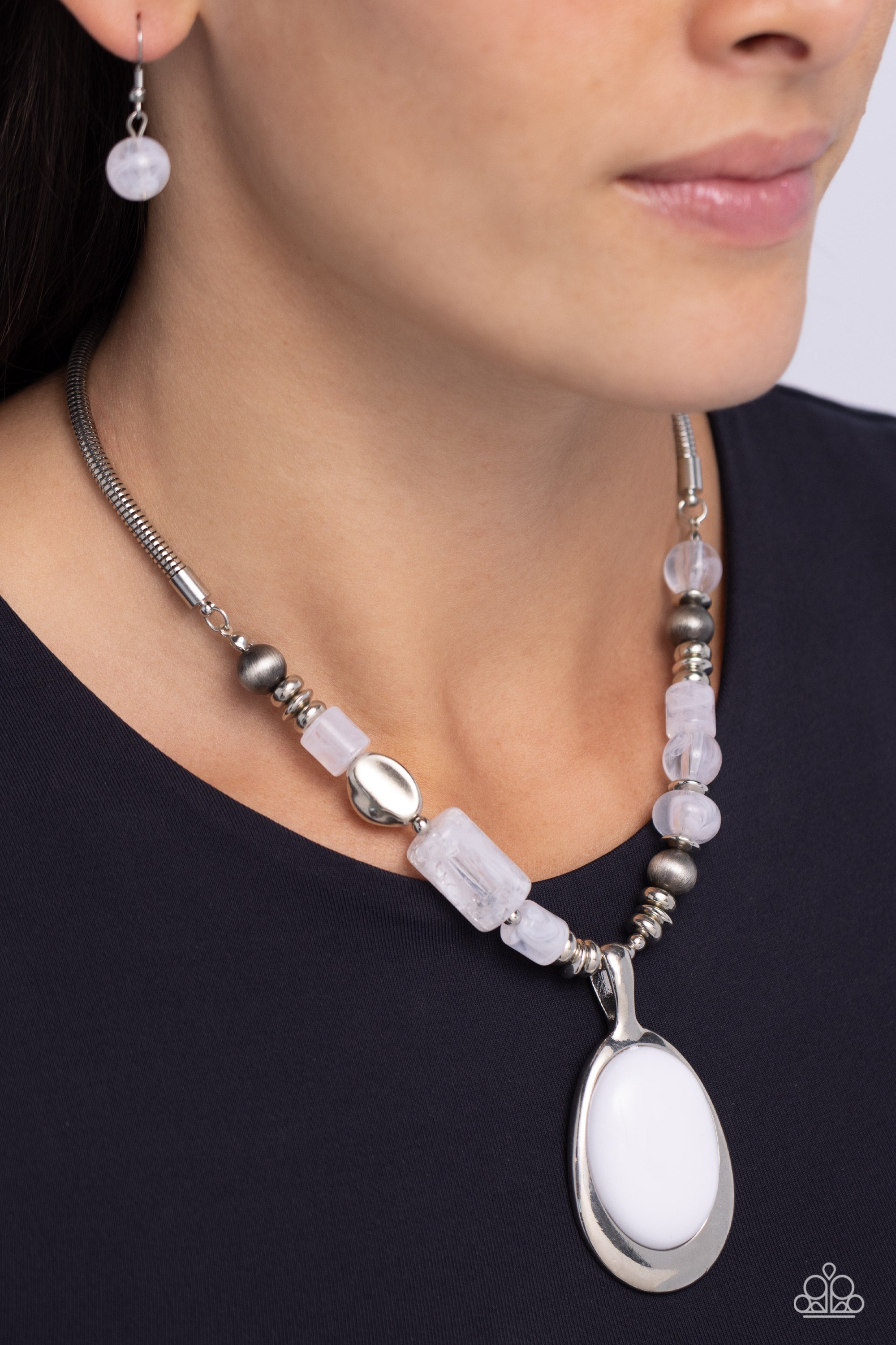 CAPTIVATING COMPOSITION WHITE-NECKLACE